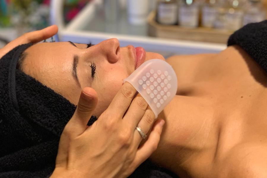 El guante de masaje facial de Biologique Recherche