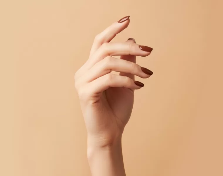 uñas color chocolate